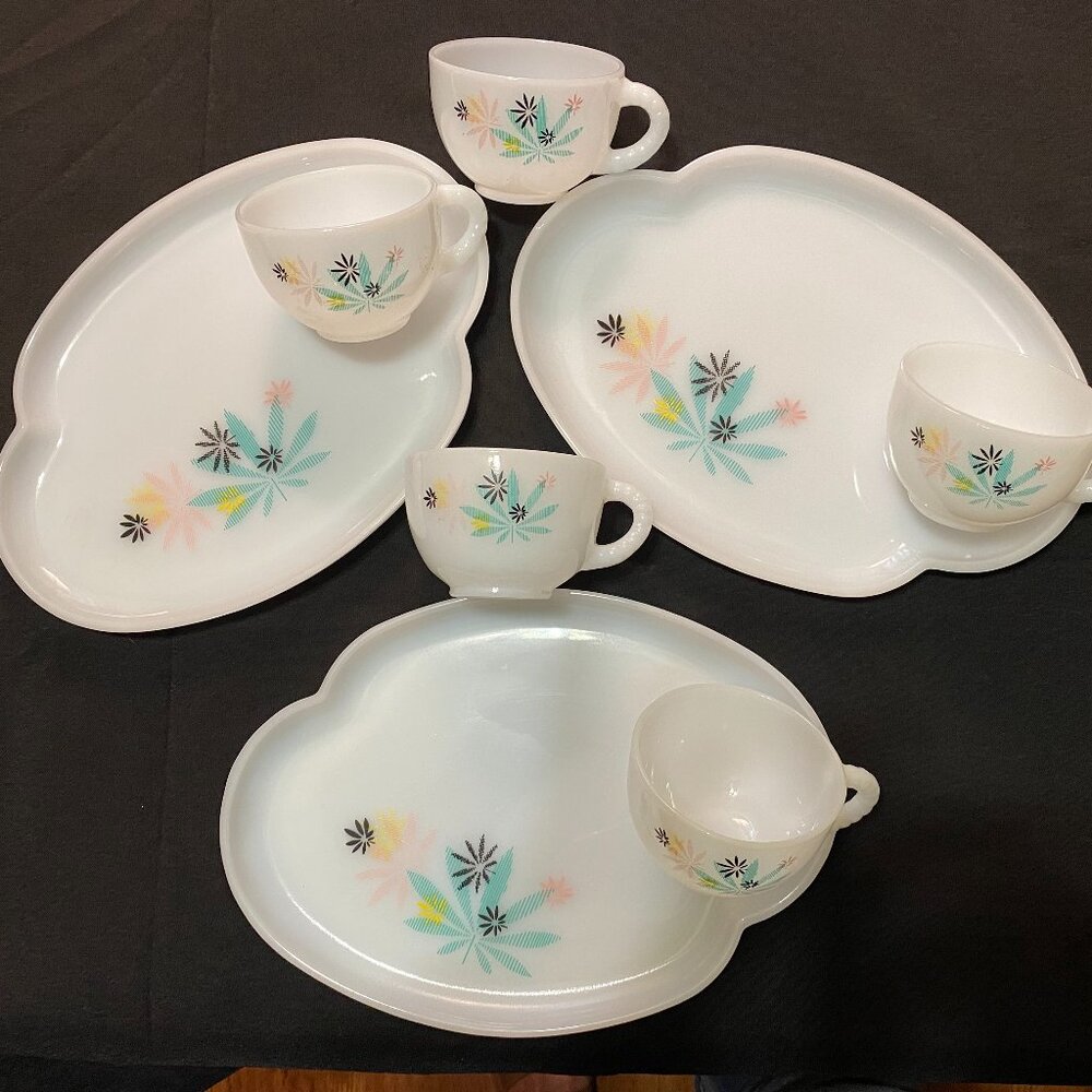 ATOMIC VINTAGE COTTAGE KITCH FLORAL MILK GLASS LUNCHEON/SNACK SET